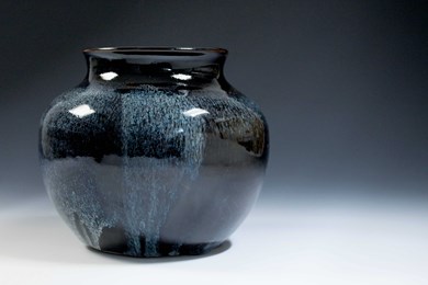 Vas i keramik av Kajsa Källérus