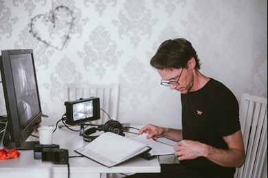 Jonas vid redigeringsbordet